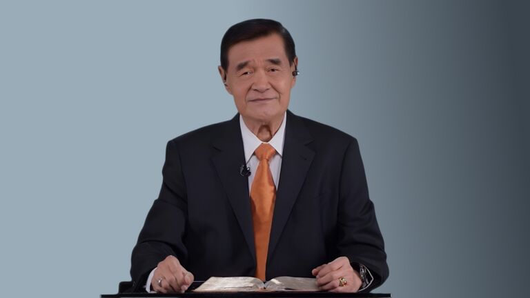 Pdt Dr Ir Niko Njotorahardjo dalam Ibadah Raya, Minggu, 16 November 2025, di GBI Danau Bogor Raya.